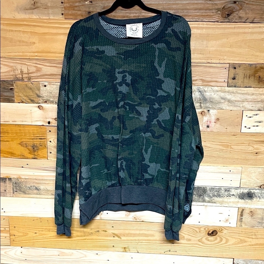 Fantastic Fawn size L Gray Camouflage Waffle Knit Long Sleeve Lightweight Top